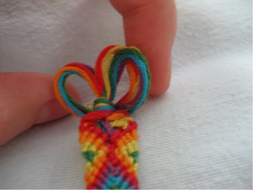 How to Start A Friendship Bracelet with a Loop (Buckle) - Sarah Maker